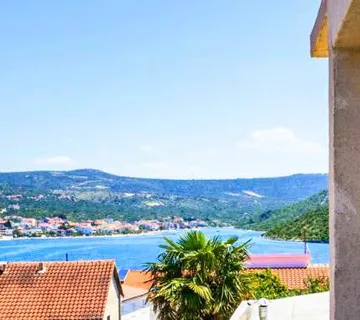 Apartmanska kuća u Rogoznici - cover