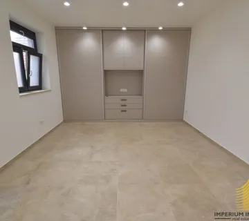 Novoadaptiran uredski prostor s terasom - Zagreb