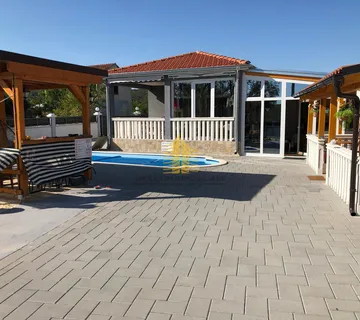Dvije kuće sa bazenom, Prodaja, Samostojeća - cover