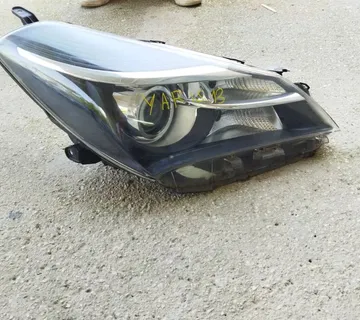 Toyota Yaris 2012 prednji desni far - cover