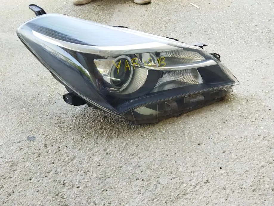 Toyota Yaris 2012 prednji desni far - cover