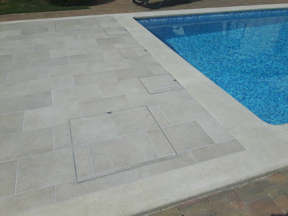 inox-poklopac-strojarnice-bazena-ispunu-slika-143853763