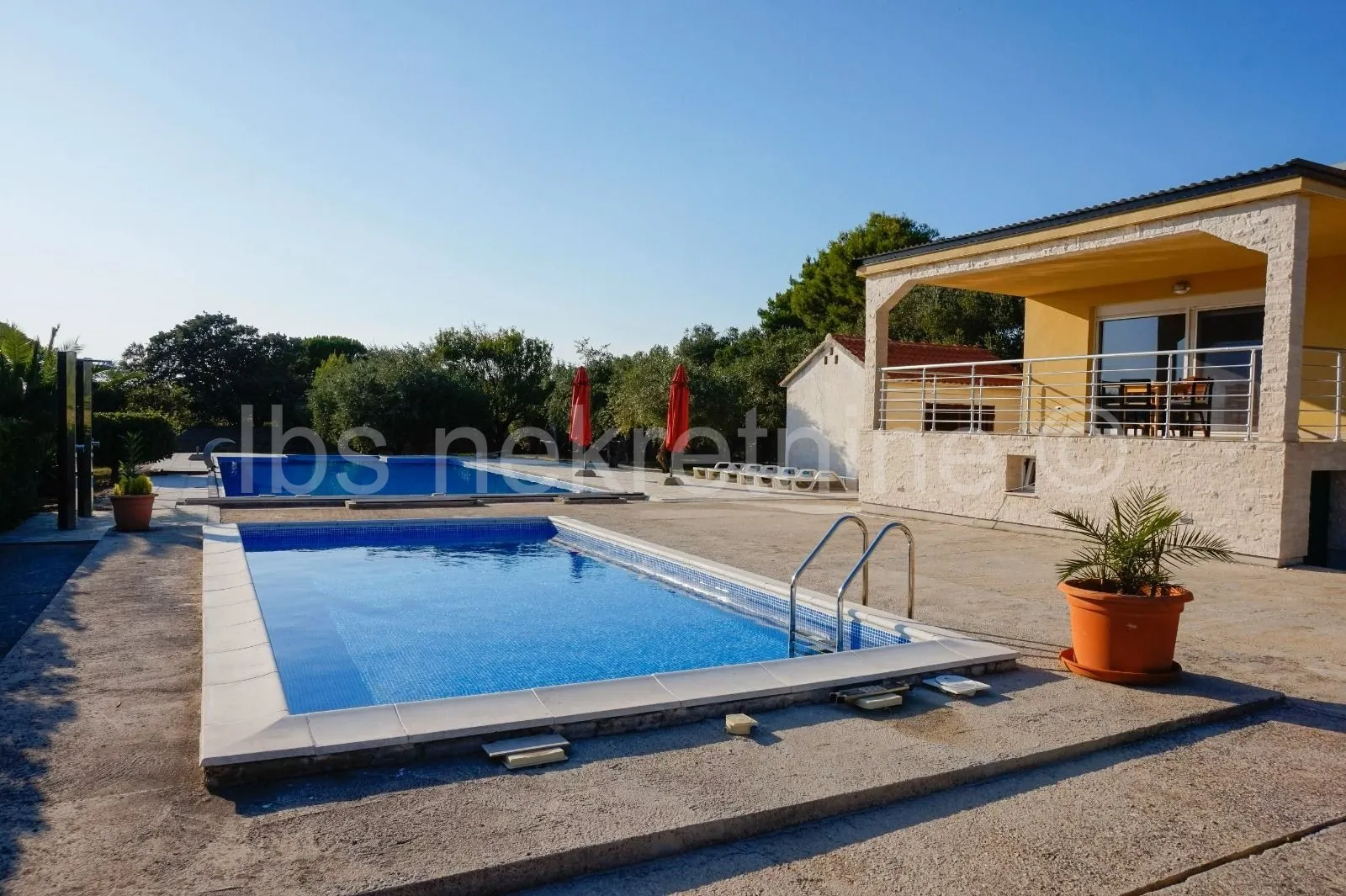 Villa u prirodi s dva bazena - cover