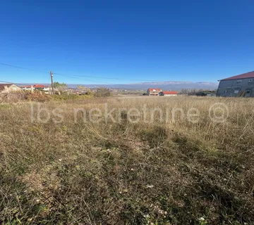 Brnaze - građevinska parcela 734 m2, kompletna infrastruktura - cover