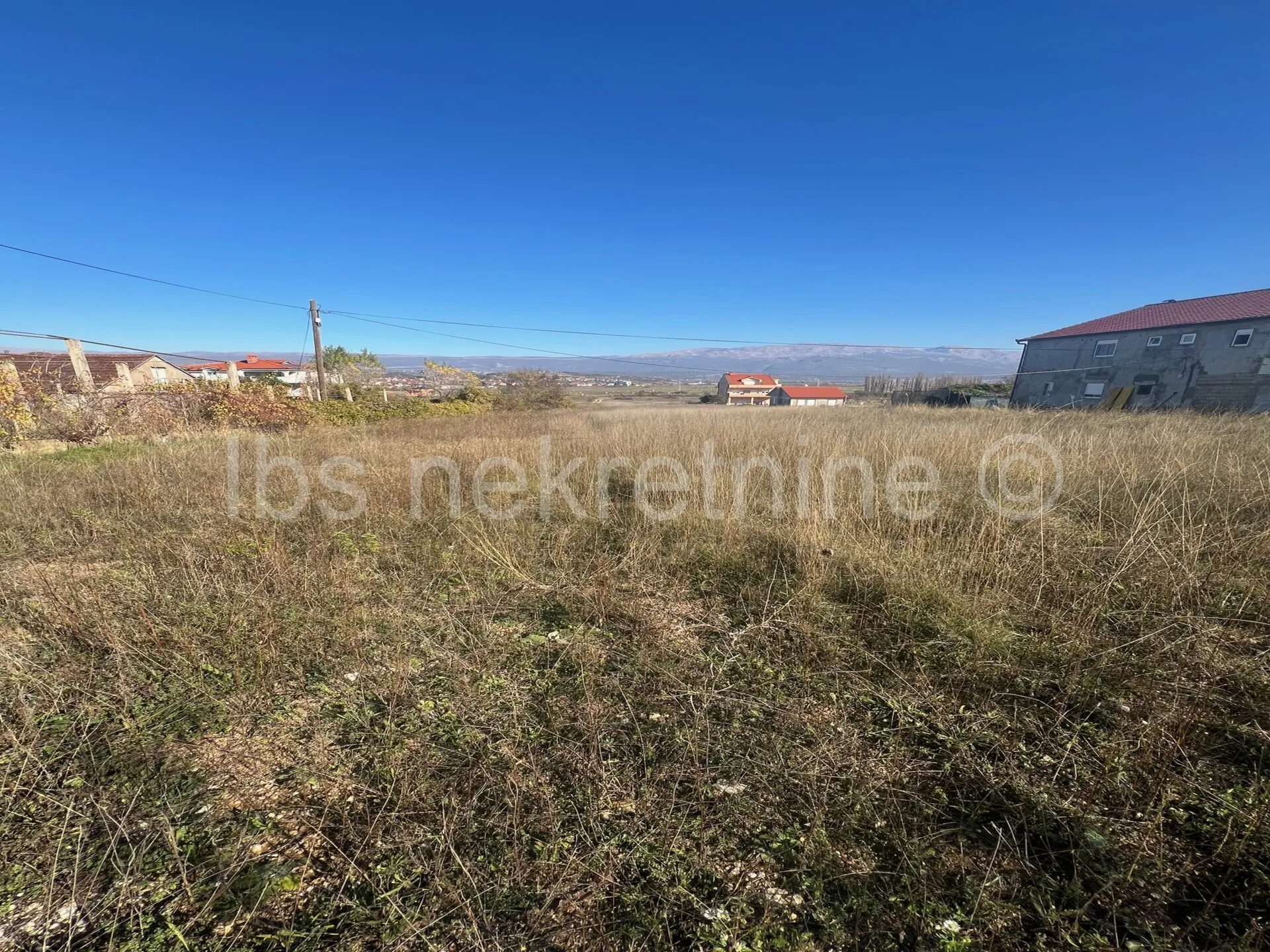 Brnaze - građevinska parcela 734 m2, kompletna infrastruktura - cover