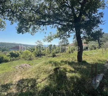 Vojnić Sinjski - građevinsko zemljište s dva uplanjena objekta 919 m2 - cover