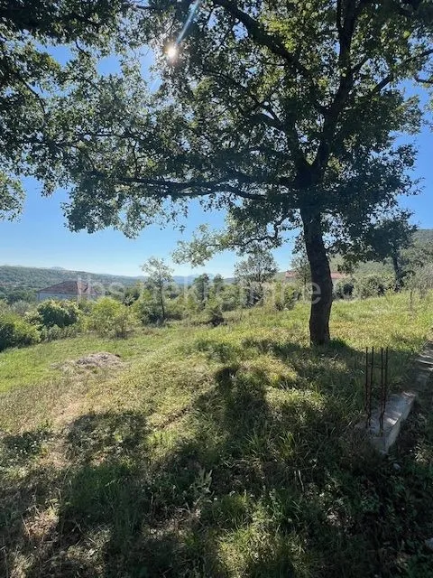 Vojnić Sinjski - građevinsko zemljište s dva uplanjena objekta 919 m2 - cover