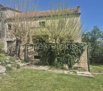 Brnaze – kamena kuća s 2.200 m² okućnice - Brnaze, Sinj