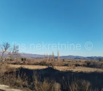 Brnaze, građevinsko zemljište mirna lokacija, asfaltni pristup - cover