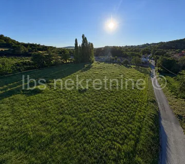 Glavice – građevinsko zemljište 605 m² - uz asfaltiranu prometnicu - Glavice, Sinj