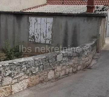 Supetar - kuća na atraktivnoj lokaciji puna potencijala!! - Supetar, Supetar