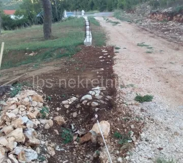 Vojnić Sinjski - građevinsko zemljište s dva uplanjena objekta 919 m2 - Vojnić Sinjski, Trilj
