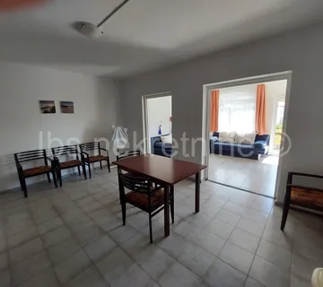 Grad Hvar - komforan stan pun potencijala sa garažom !!! - cover