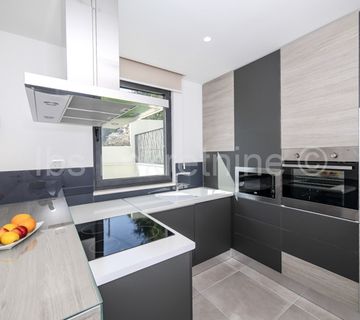 Trogir-Moderna vila drugi red do mora!!! - cover