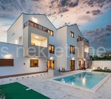 ***PREKRASNA VILA-50 m OD MORA!!! - cover