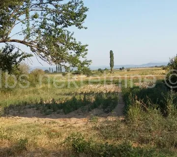 Glavice, građevinsko zemljište 1.493 m2, kompletna infrastruktura - Glavice, Sinj