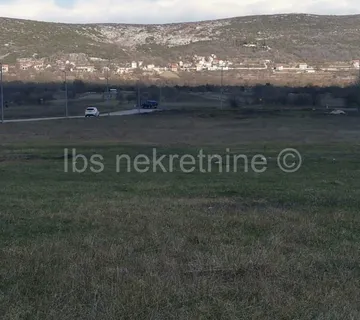 Zakup građevinskog zemljišta površine 10000m2 uz državnu cestu D1! - cover