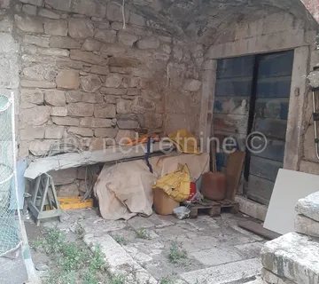 Brač - Milna - Kamena kuća s dvorištem 10 metara od rive! - cover