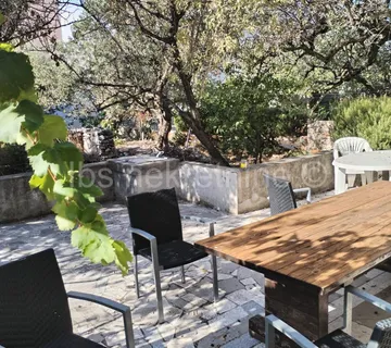 Kuća sa apartmanima na velikoj parceli!! - cover