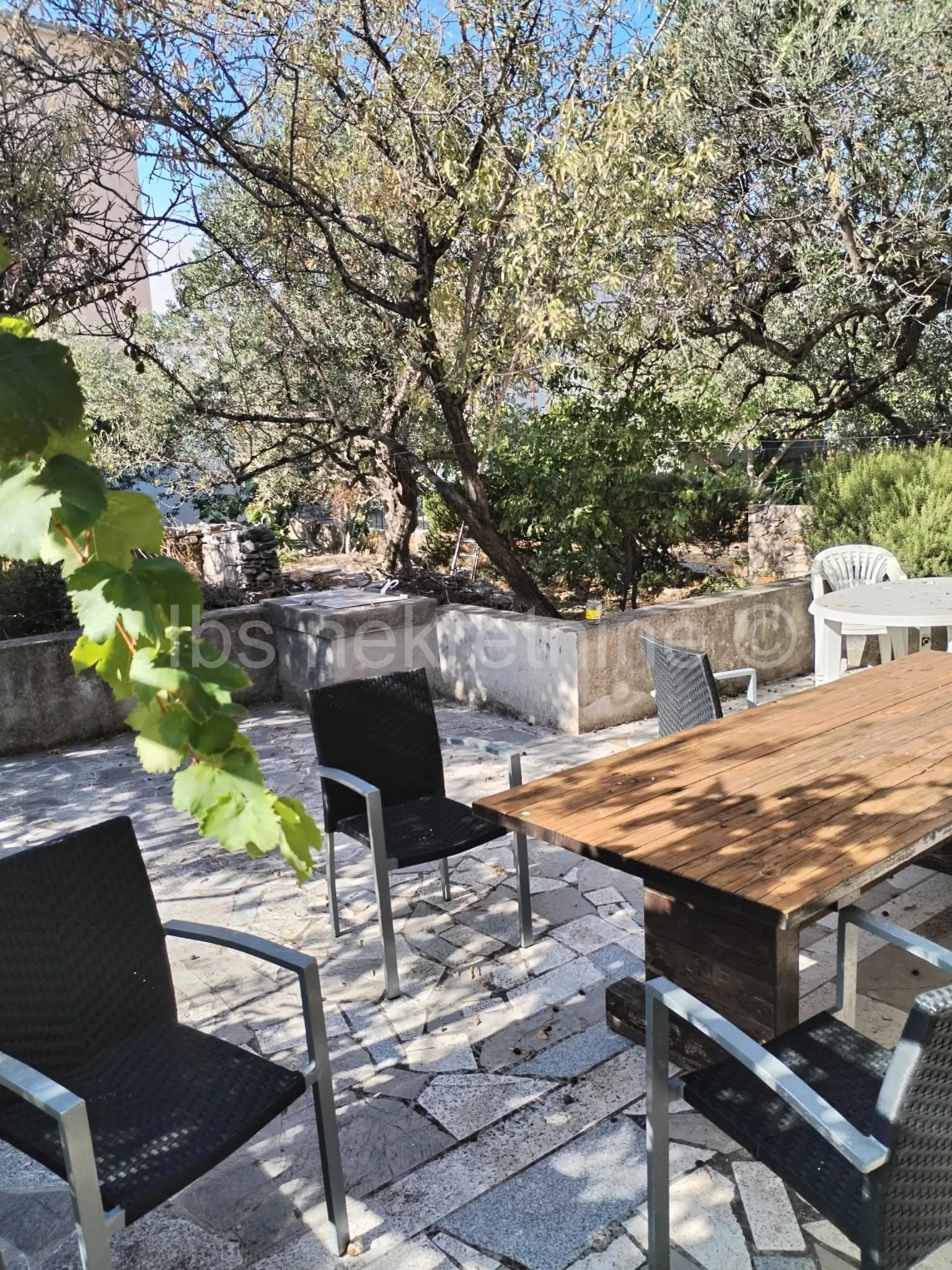 Kuća sa apartmanima na velikoj parceli!! - cover