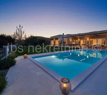 ***PREKRASNA VILA SA POGLEDOM NA MORE!!!*** - cover