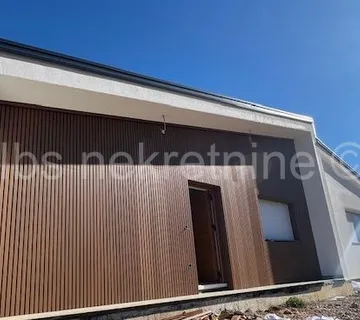 Montažna prizemnica 100 m² s okućnicom 580 m² – mirna lokacija, Sinj - cover