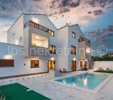 ***PREKRASNA VILA-50 m OD MORA!!! - cover