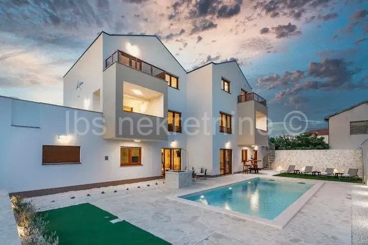 ***PREKRASNA VILA-50 m OD MORA!!! - cover