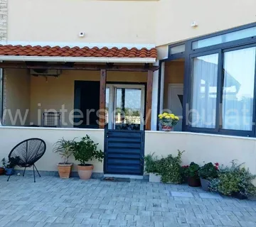 .::: Stan s prekrasnim vrtom i dvorištem :::. - cover