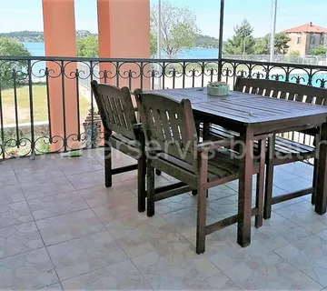 .::: Lijepi stan u Šibeniku kod plaže Banj :::. - cover