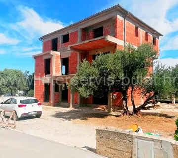 .::: Kuća u grubim radovima na Brodarici :::. - cover