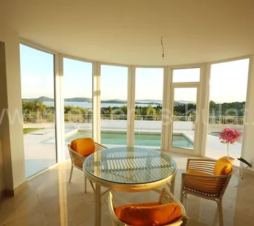 .::: Luksuzna vila s bazenom :::. - cover