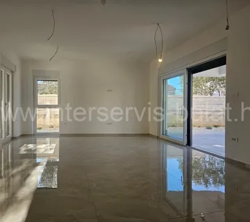 .::: Stan u novogradnji u Vodicama :::. - cover