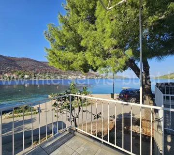 .::: Kuća u nizu, 1. red do mora :::. - cover