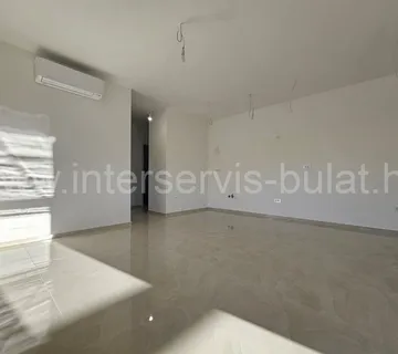 .::: Stan u novogradnji u Vodicama :::. - cover