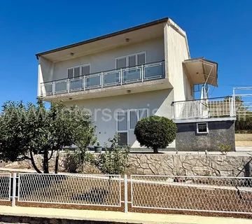 .::: Bilice, obiteljska kuća s dva stana i velikom okućnicom :::. - cover