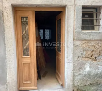 Kuća za renovaciju na atraktivnoj lokaciji, u centru Vodnjana