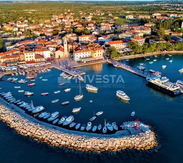 Fažana, kuća s dva odvojena stana, blizu centra i plaža