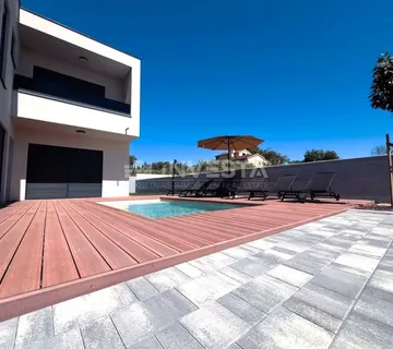 Medulin, Novoizgrađena vila s bazenom, 200 m od mora