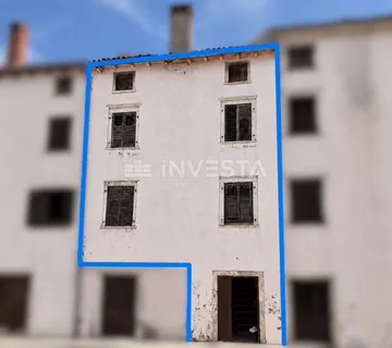 Vodnjan centar – troetažni stan s terasom i mogućnošću izvedbe do tri apartmana