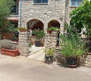 Poreč okolica, autohtona istarska kuća u nizu, 105 m2