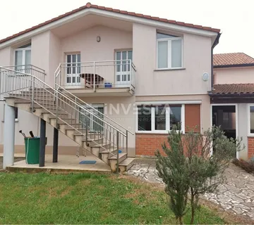 Poreč okolica, 2 kuće sa više stambenih jedinica, prostrana okućnica