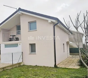Peroj - gornji kat vikendice s dvorištem, blizu mora - cover
