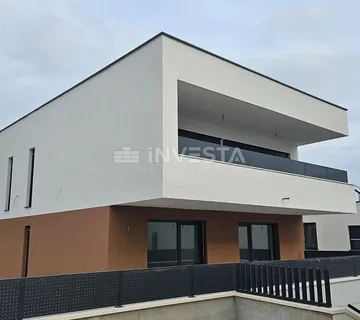 Medulin, moderna vila 150 metara od mora