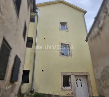 Medulin centar, obnovljena kamena kuća