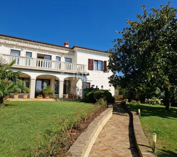 Prvi red do mora – Vila s dvije stambene jedinice i uređenom okućnicom - Umag
