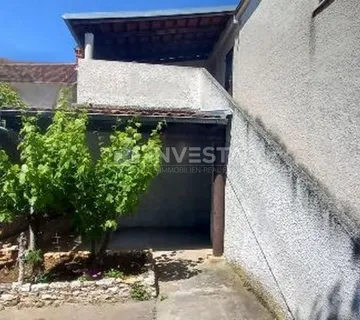 Veli Vrh, Kuća s okućnicom blizu mora - cover
