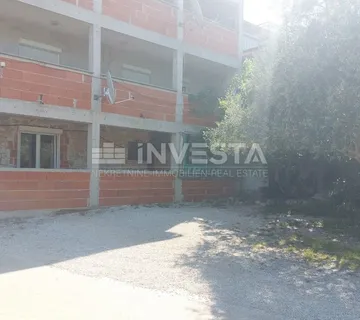 Dvojna kuća sa građevinskim zemljištem - Poreč