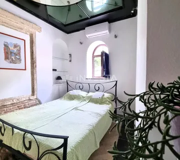 Pula, strogi centar, kuća s 3 stana + poslovni prostor, pogled more