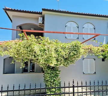 Fažana, Valbandon, apartmanska kuća sa 6 apartmana, 600 m od mora - cover